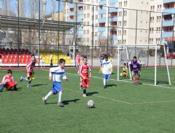 Minik öğrenciler futbolda yarışıyor